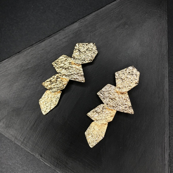 CLOSET REHAB Jewelry - Hammered Gold Metal Geometric Earrings
